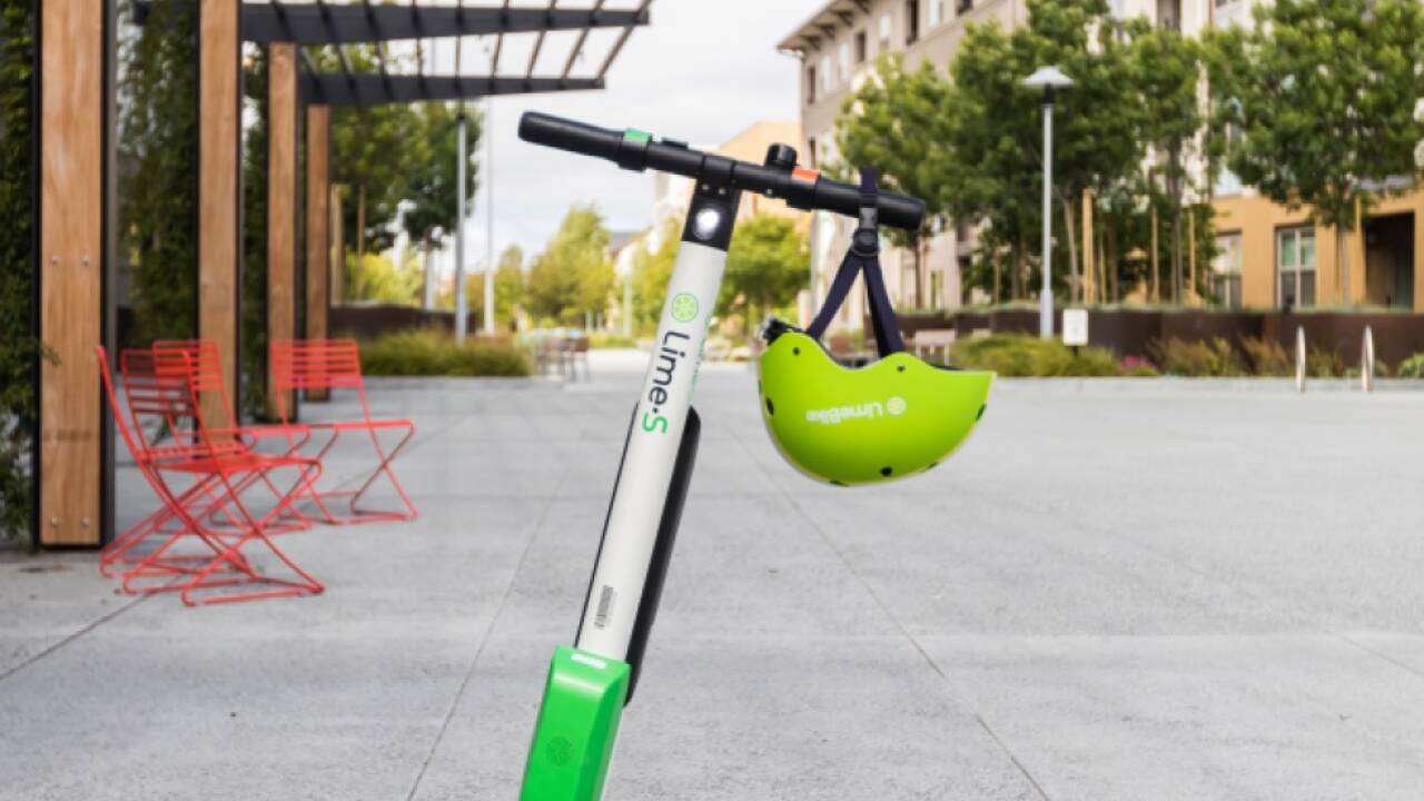 Für motorisierte Roller gibt es zum Teil eine Helmpflicht 