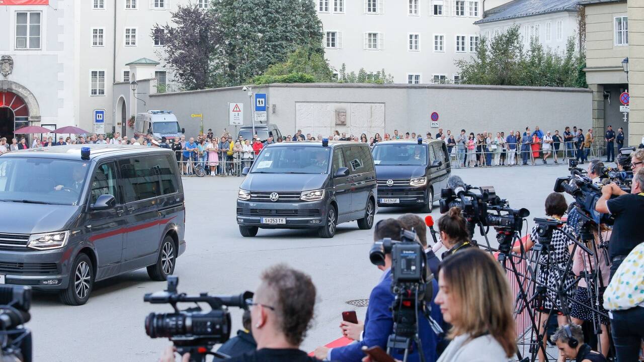 Der Medienandrang ist groß vor dem großen Festspielhaus. 