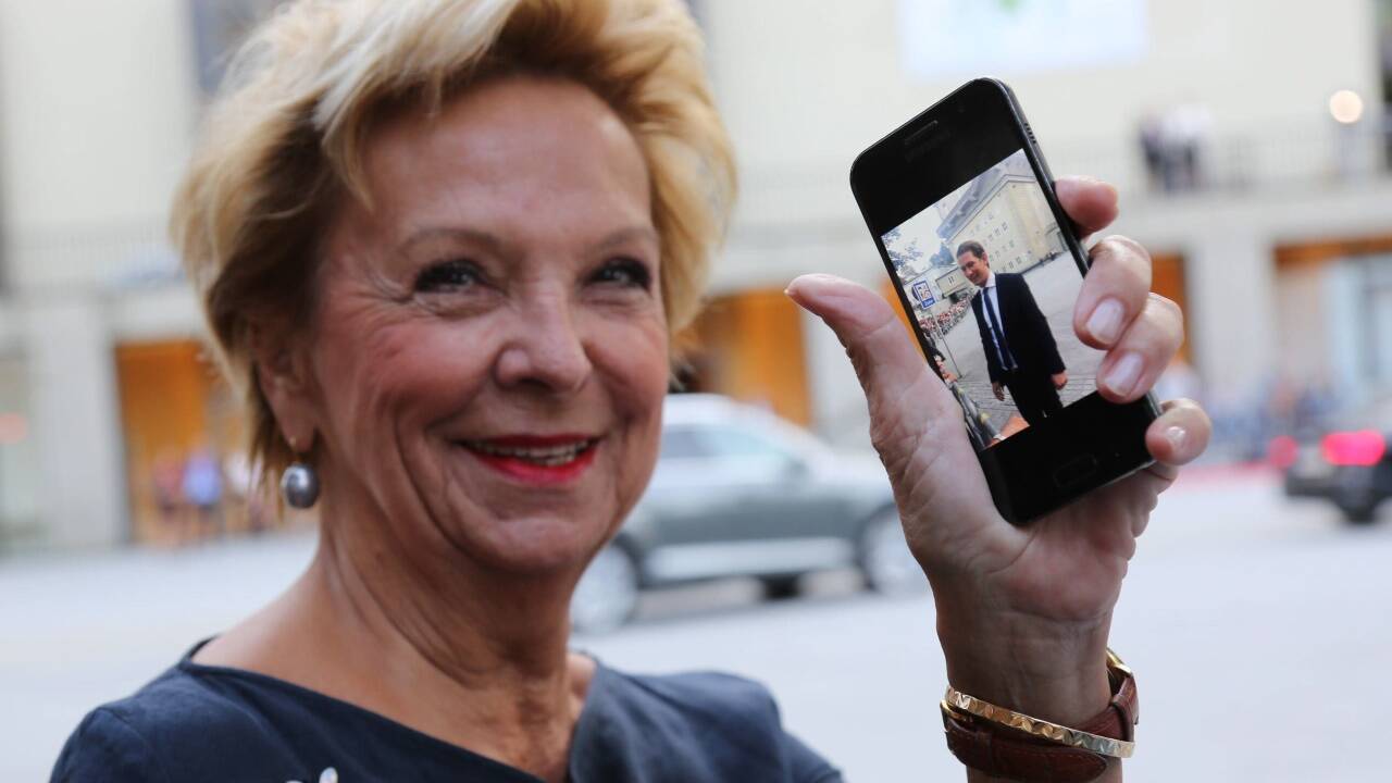 Elisabeth Ettlmayr zeigt stolz ihren Schnappschuss des Tages: Kanzler Sebastian Kurz in der Salzburger Altstadt. 