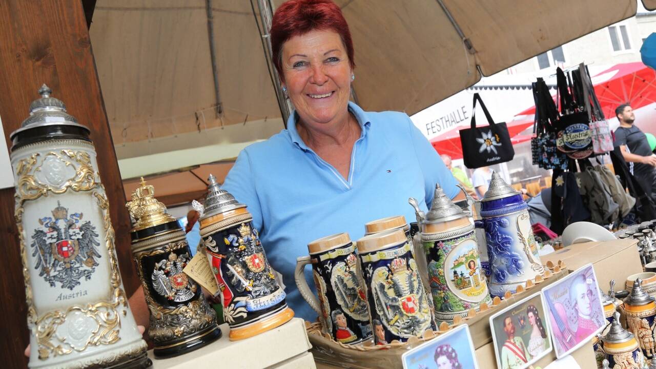Erika Reiter betreibt einen Souvenirstand, ... 
