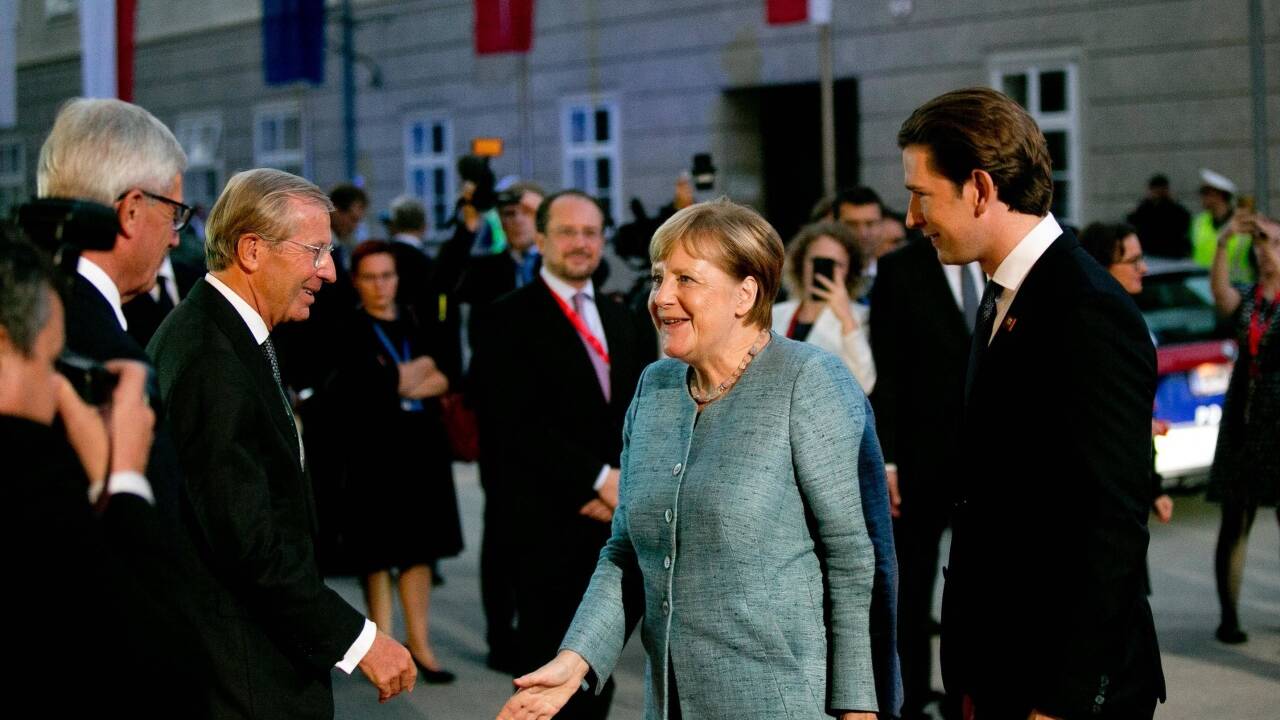 Deutschlands Bundeskanzlerin Angela Merkel mit Sebastian Kurz (rechts) und Wilfried Haslauer (links). 