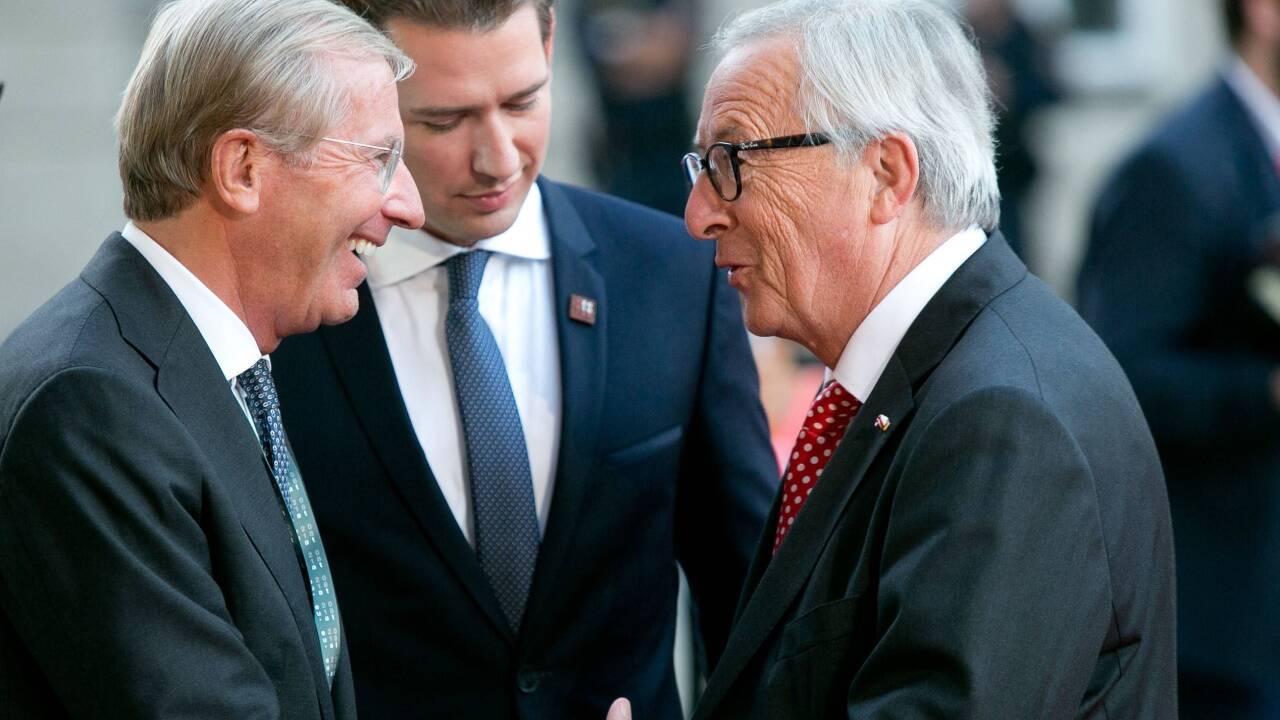 EU-Kommissionschef Jean-Claude Juncker schüttelt Landeshauptmann Wilfried Haslauer die Hand. 