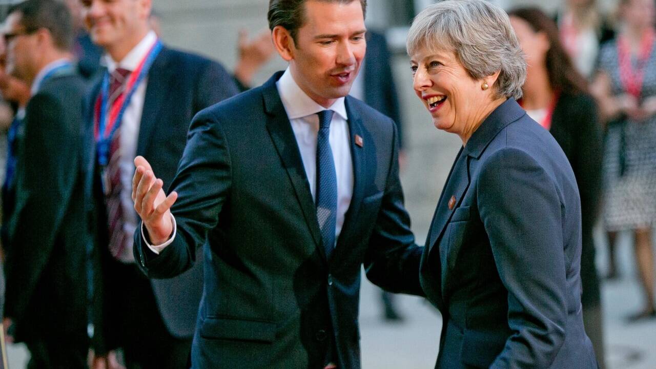 Kurz mit Theresa May.  