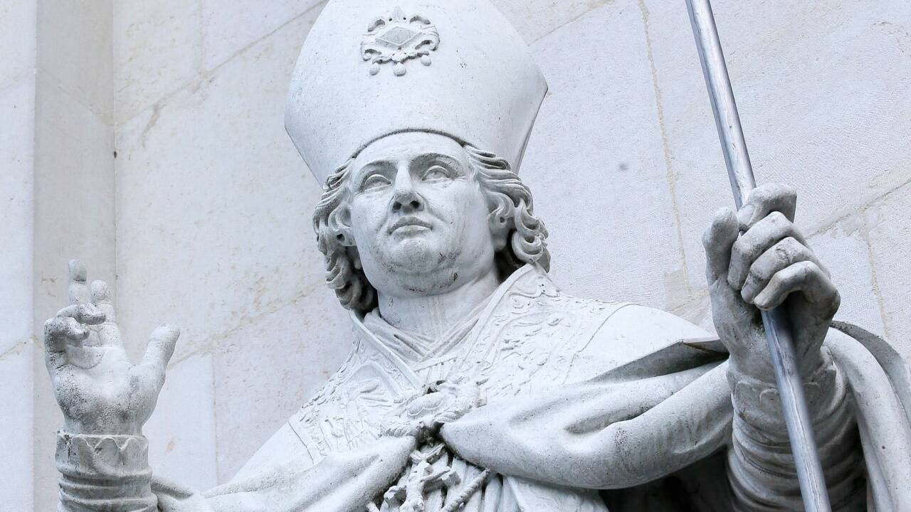 Die Statue des Heiligen Rupert an der Stirnseite des Salzburger Doms.  Die Statue des Heiligen Rupert an der Stirnseite des Salzburger Doms.