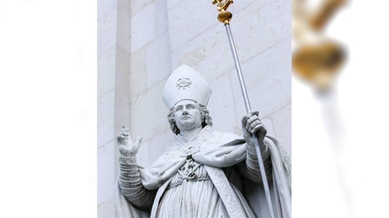 Die Statue des Heiligen Rupert an der Stirnseite des Salzburger Doms.  Die Statue des Heiligen Rupert an der Stirnseite des Salzburger Doms.