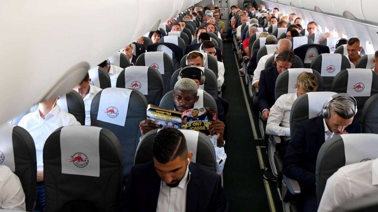 RB auf dem Weg nach RB – die Salzburger Mannschaft im Charterflugzeug. 