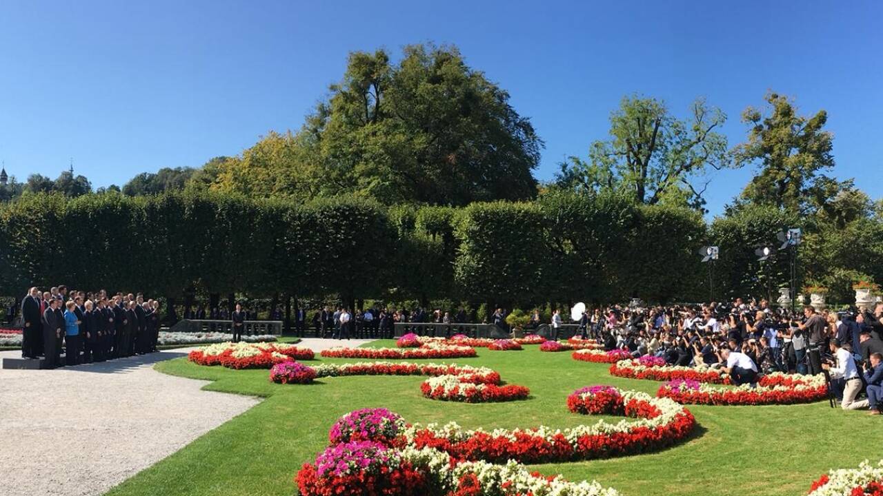 Wir da, ihr drüben: Das Familienfoto im Salzburger Mirabellgarten. 