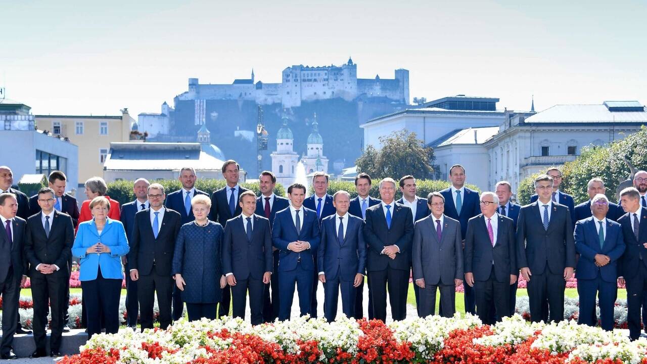 Familienfoto der 28 Staats- und Regierungschefs der Europäischen Union im Mirabellgarten. 