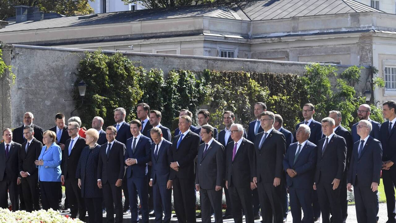 Familienfoto der 28 Staats- und Regierungschefs der Europäischen Union im Mirabellgarten. 