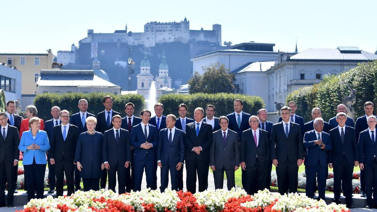 Familienfoto der 28 Staats- und Regierungschefs der Europäischen Union im Mirabellgarten. 