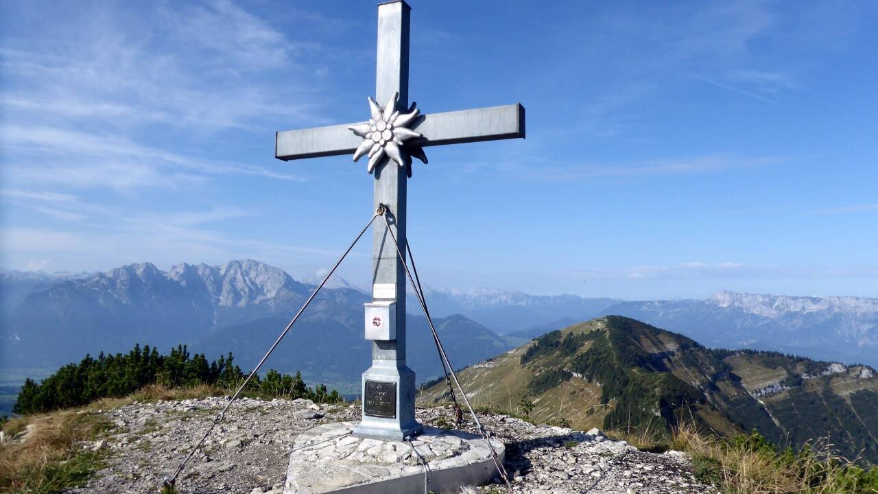 Ganz oben auf dem Schmittenstein. Das Fundament ist herzig. 