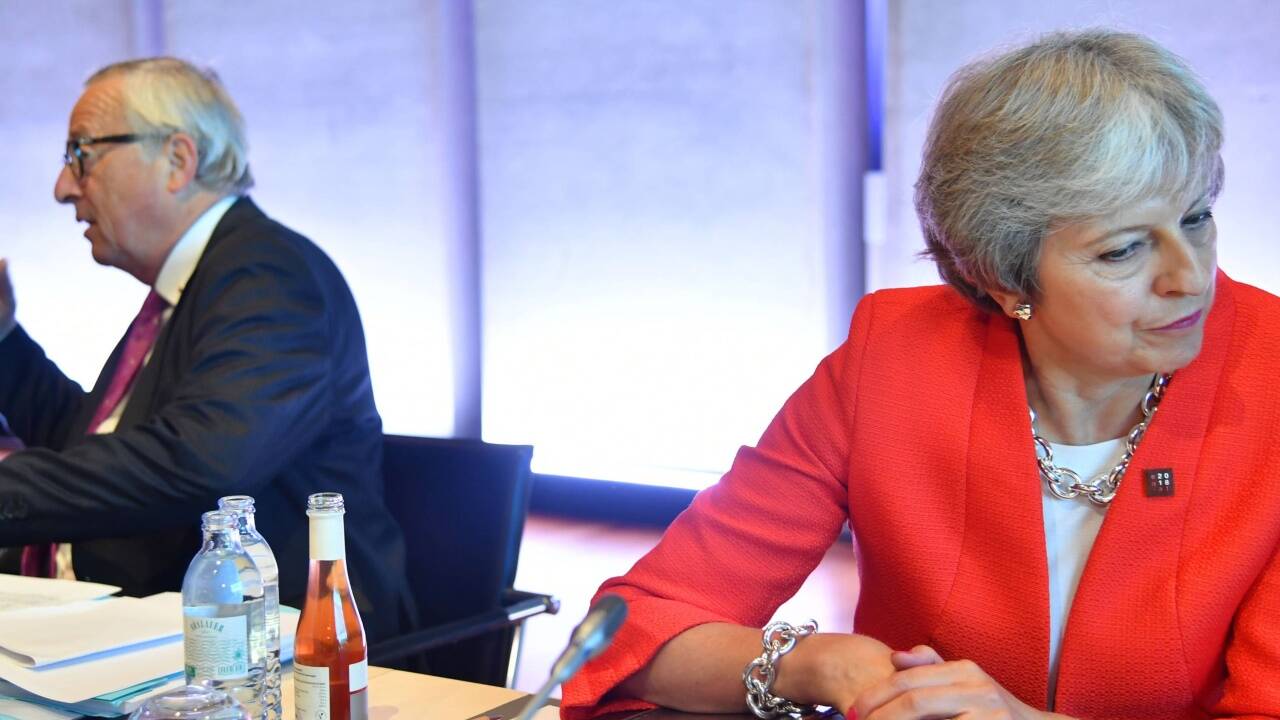 EU-Kommissionschef Jean-Claude Juncker und Theresa May beim Gipfel in Salzburg. EU-Kommissionschef Jean-Claude Juncker und Theresa May beim Gipfel in Salzburg.