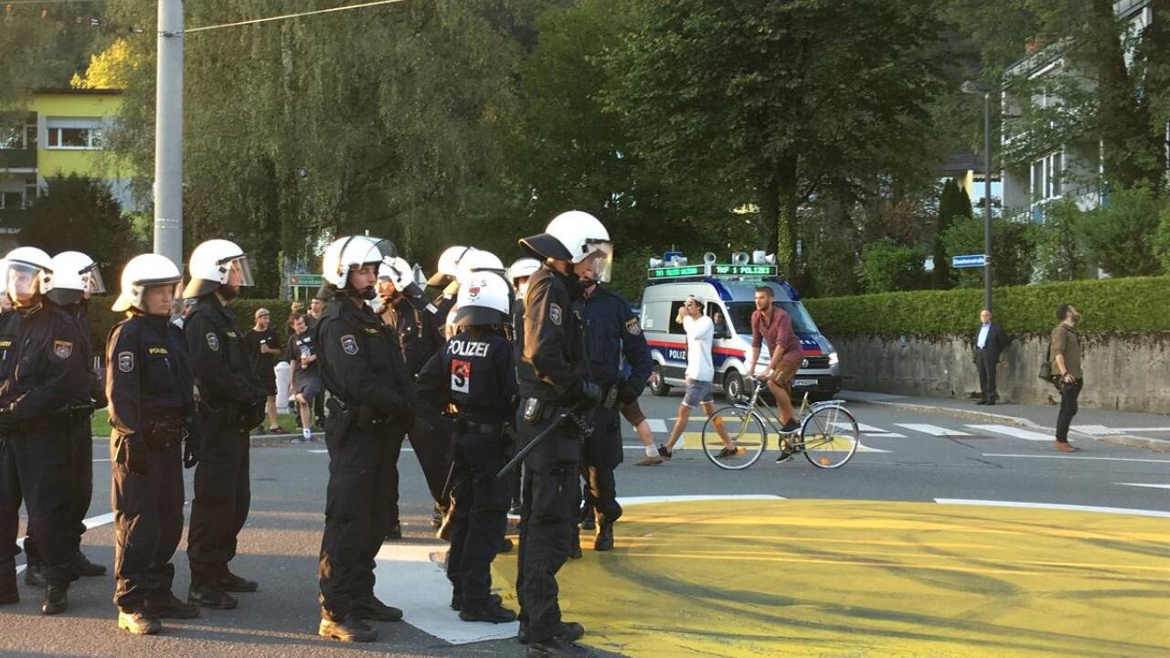 Demo, Sitzblockade, Stau und Polizeieinsatz – Szenen rund um den Volksgarten in Salzburg. 