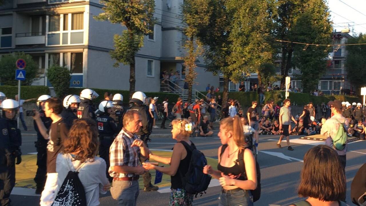 Demo, Sitzblockade, Stau und Polizeieinsatz – Szenen rund um den Volksgarten in Salzburg. 