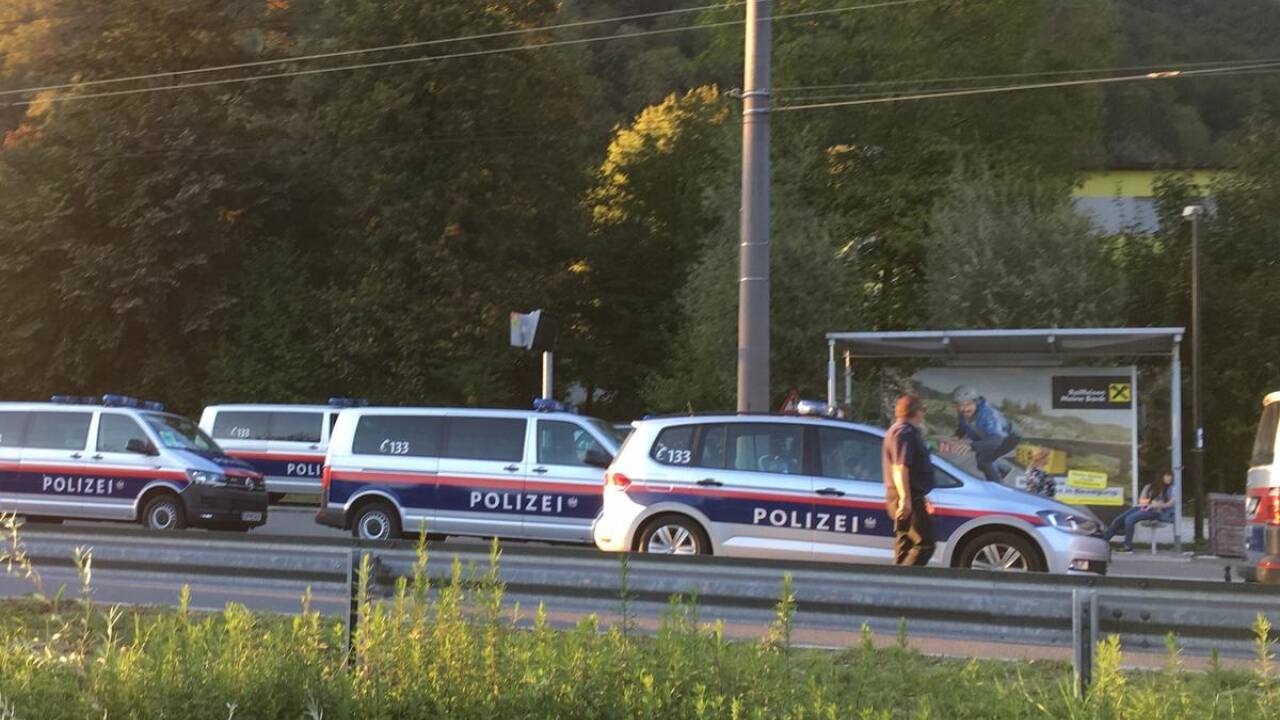 Demo, Sitzblockade, Stau und Polizeieinsatz – Szenen rund um den Volksgarten in Salzburg. 