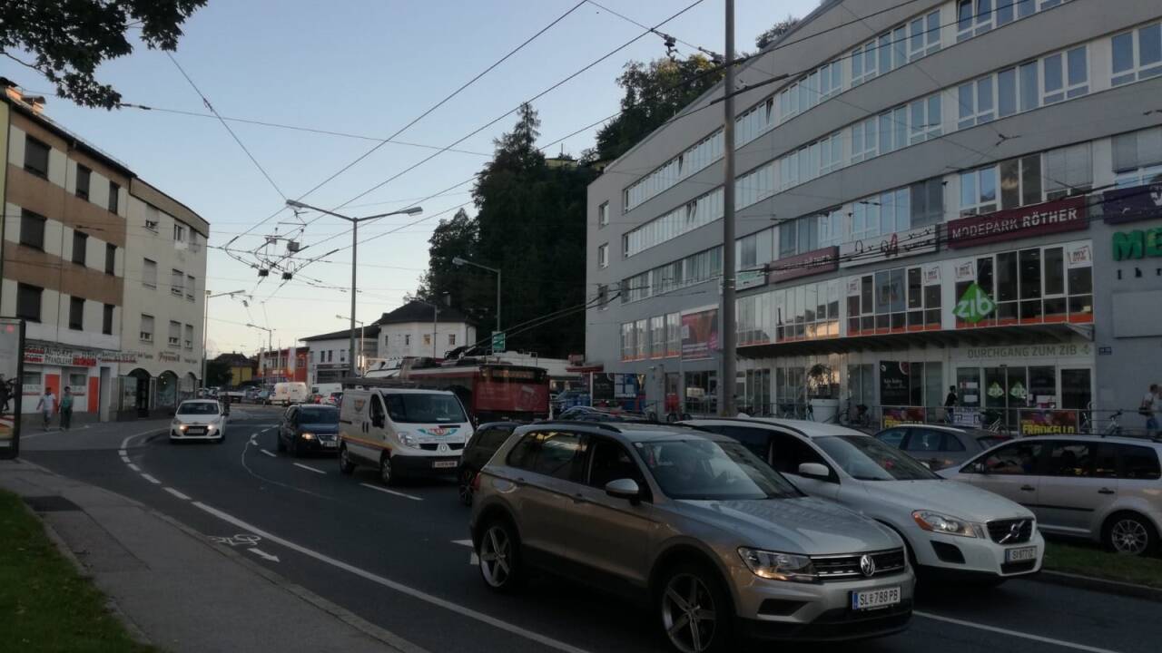 Demo, Sitzblockade, Stau und Polizeieinsatz – Szenen rund um den Volksgarten in Salzburg. 