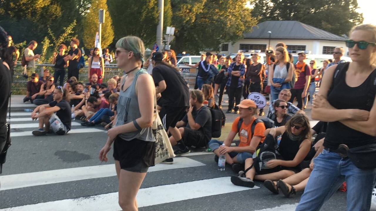 Demo, Sitzblockade, Stau und Polizeieinsatz – Szenen rund um den Volksgarten in Salzburg. 