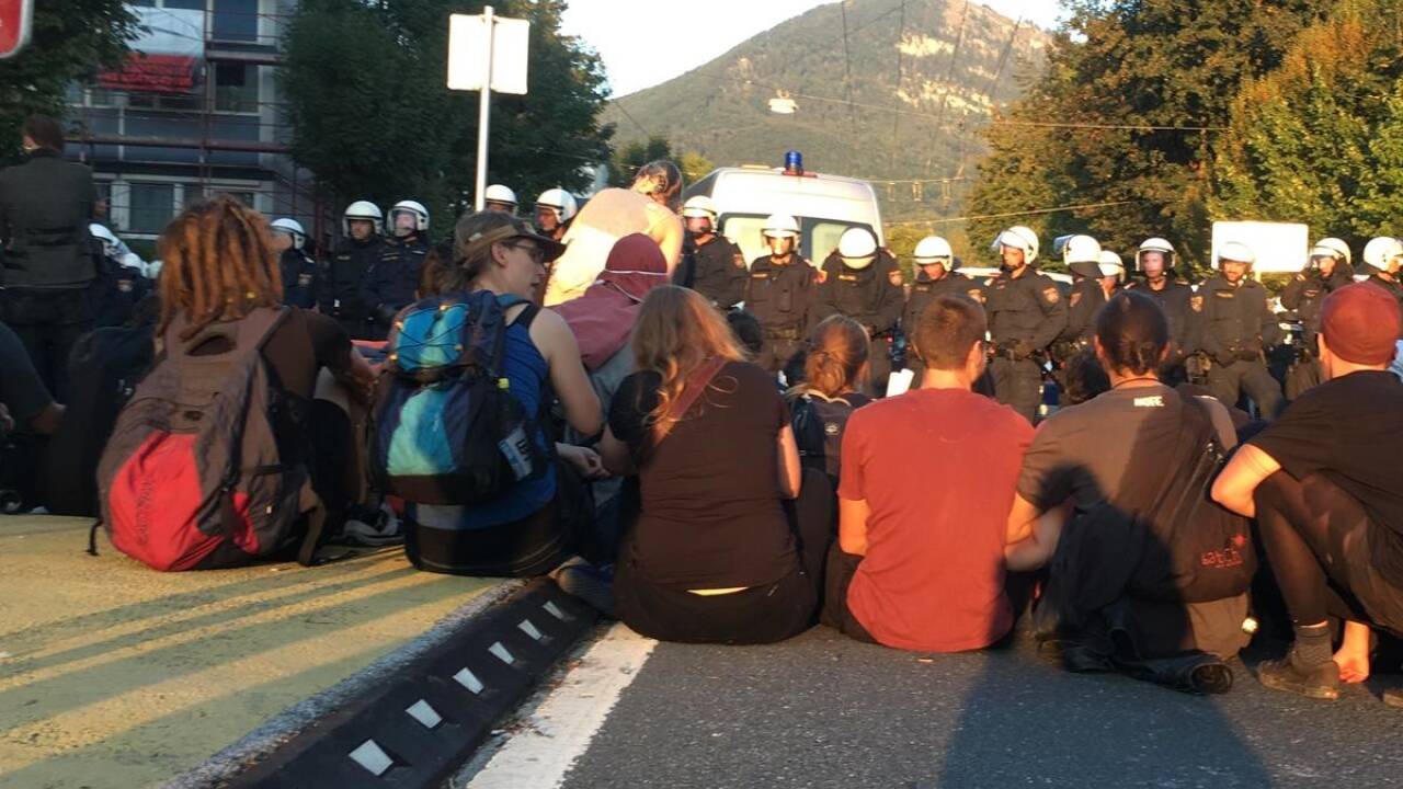 Demo, Sitzblockade, Stau und Polizeieinsatz – Szenen rund um den Volksgarten in Salzburg. 