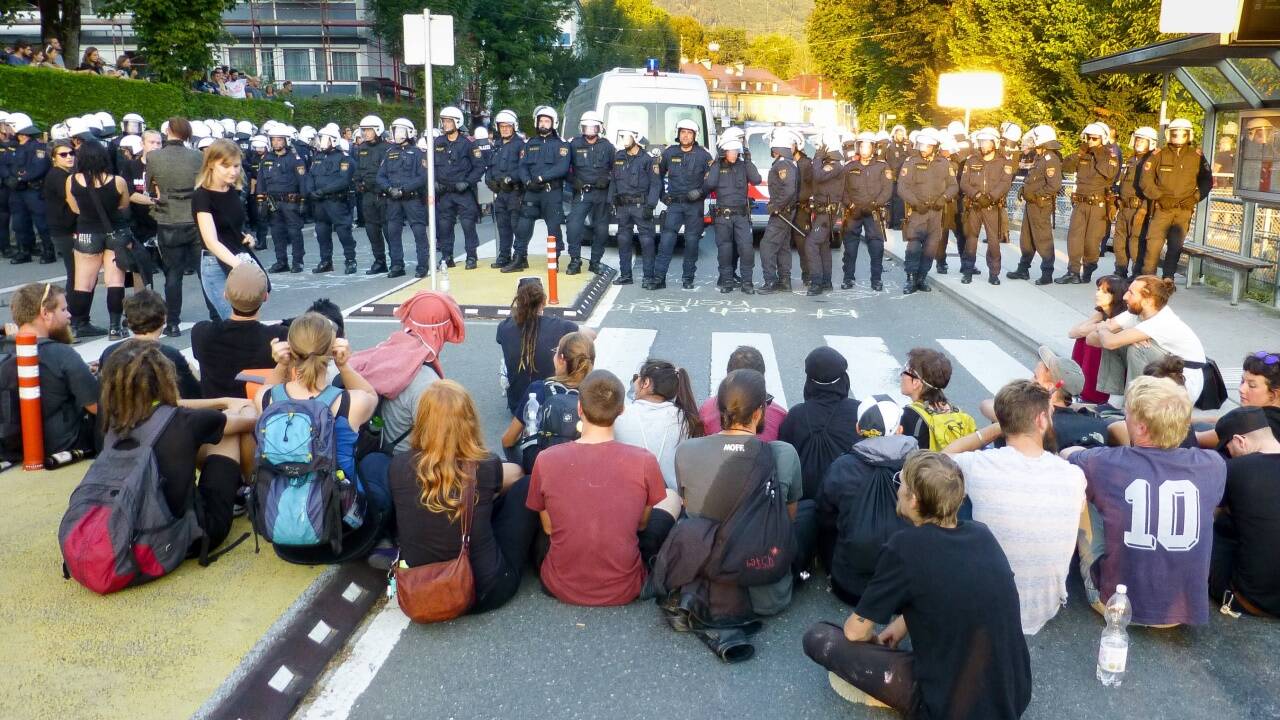 Demo, Sitzblockade, Stau und Polizeieinsatz – Szenen rund um den Volksgarten in Salzburg. 