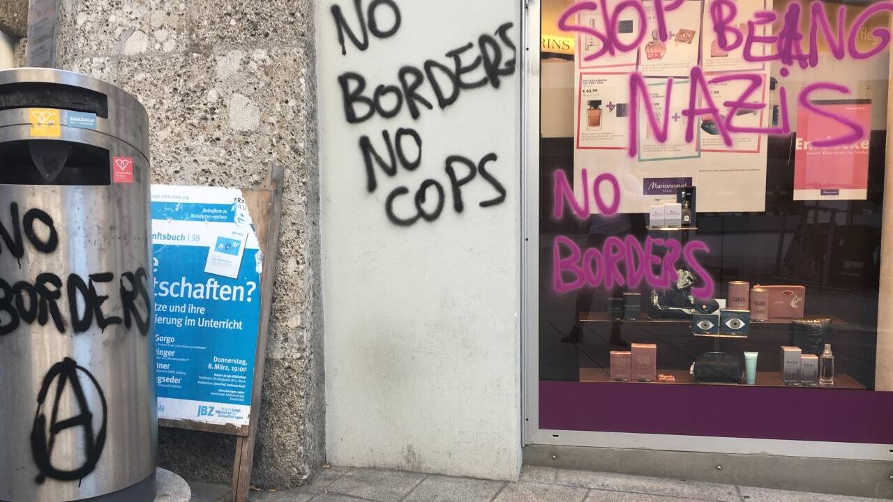 Die Demonstranten hinterließen in der Linzer Gasse ihre Spuren. Anwohner und Geschäftsinhaber sind verärgert. 