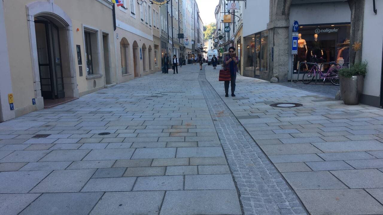 Die Demonstranten hinterließen in der Linzer Gasse ihre Spuren. Anwohner und Geschäftsinhaber sind verärgert. 