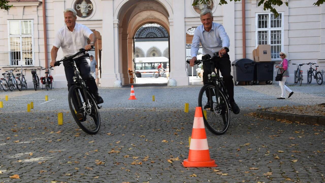 ÖAMTC-Chef Erich Lobensommer und Bürgermeister Harald Preuner durchfahren den Sallom. 