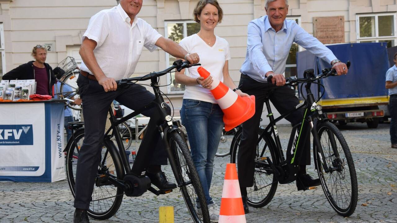 ÖAMTC-Chef Erich Lobensommer und Bürgermeister Harald Preuner mit Martina Otter vom ÖAMTC. 