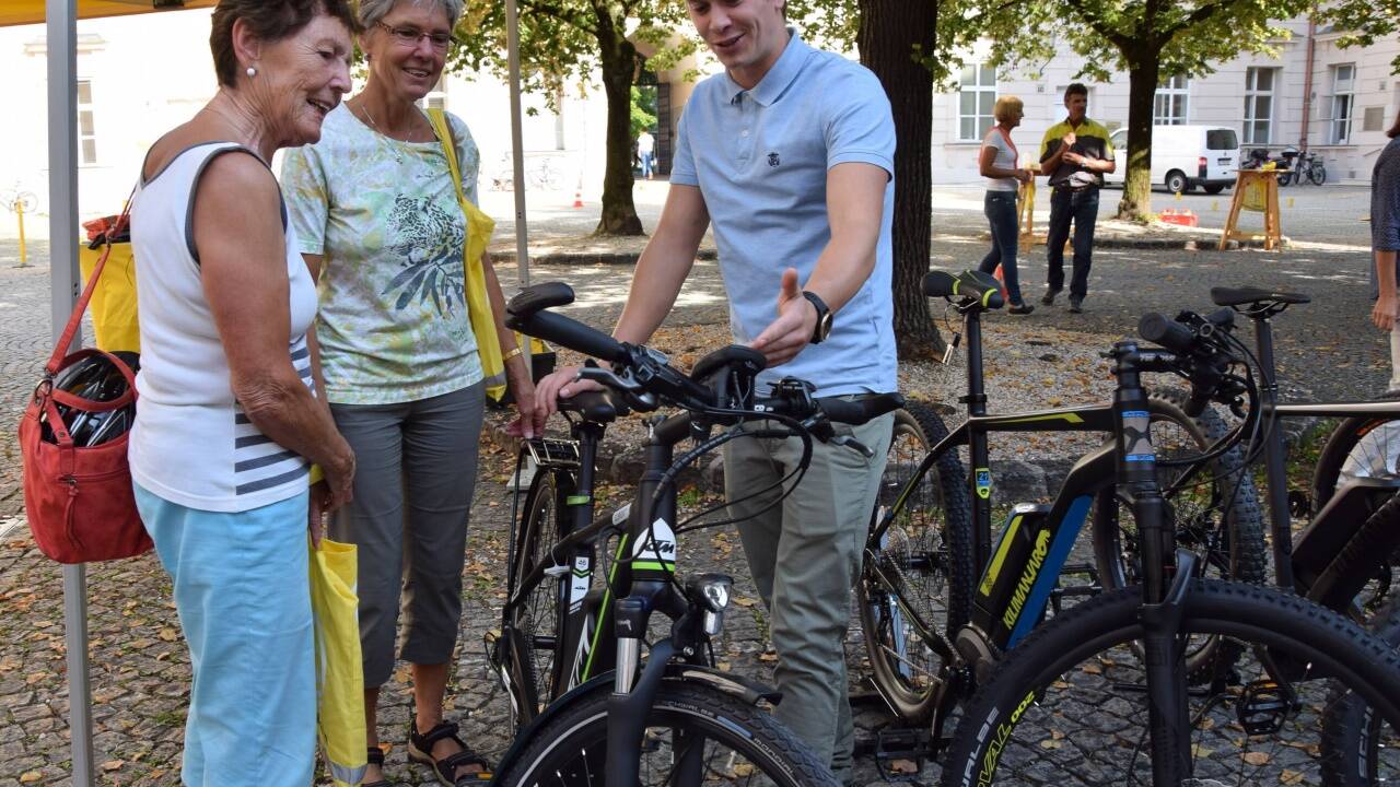Hervis-Filialleiter Lukas Lenkert erklärt Angelika Porringer und ihrer Mutter das E-Bike. 