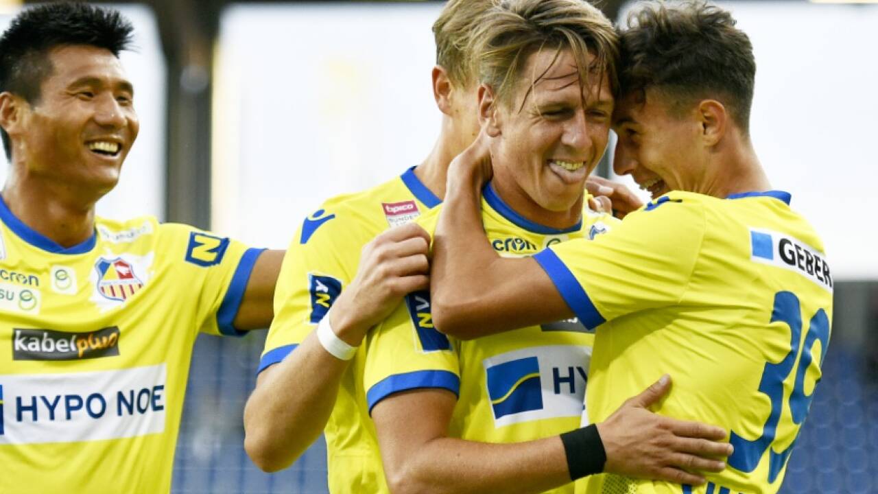 Gaudi in Blau-gelb: Kwang Ryong Pak (SKN), Daniel Drescher (SKN), Rene Gartler (SKN) und Robert Ljubicic (SKN) haben Grund zum Jubeln.  Gaudi in Blau-gelb: Kwang Ryong Pak (SKN), Daniel Drescher (SKN), Rene Gartler (SKN) und Robert Ljubicic (SKN) haben Grund zum Jubeln.