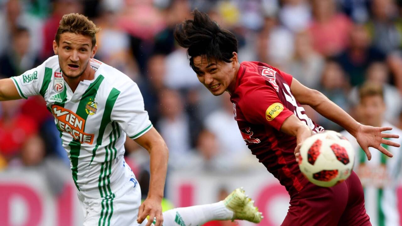 Maximilian Hofmann (Rapid) und Takumi Minamino (RBS).  Maximilian Hofmann (Rapid) und Takumi Minamino (RBS).