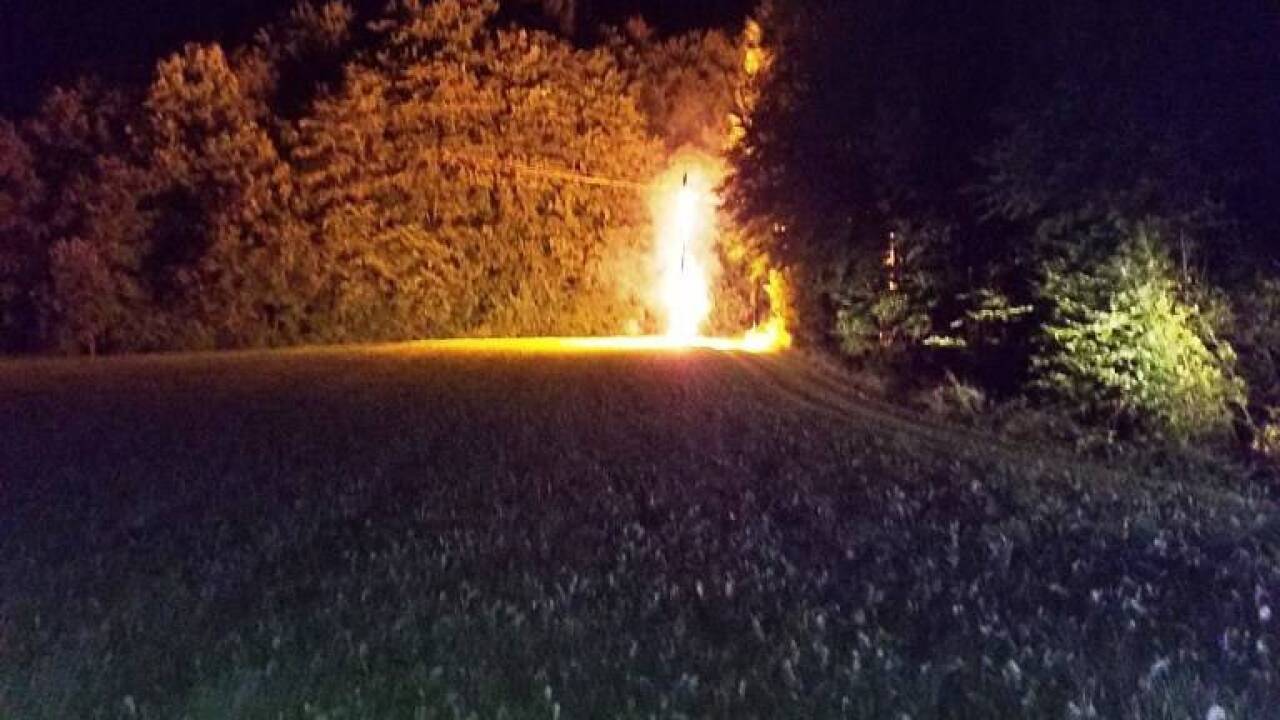 In Nußdorf am Haunsberg brannte ein Strommasten aufgrund eines Sturmschadens ab.  