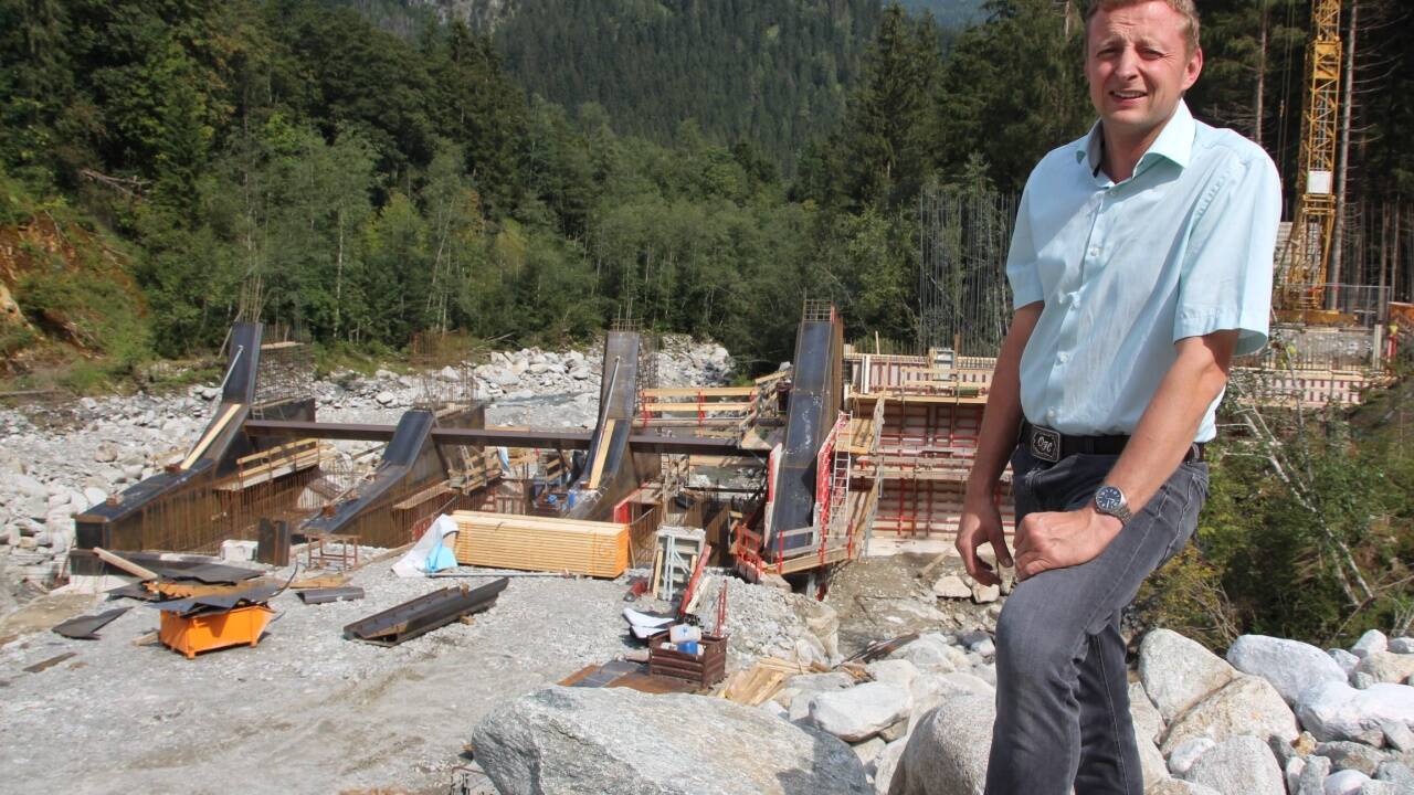 Othmar Holleis von der Wildbachgenossenschaft Krimmler Ache freut sich über die Bauarbeiten für den Hochwasserschutz .  