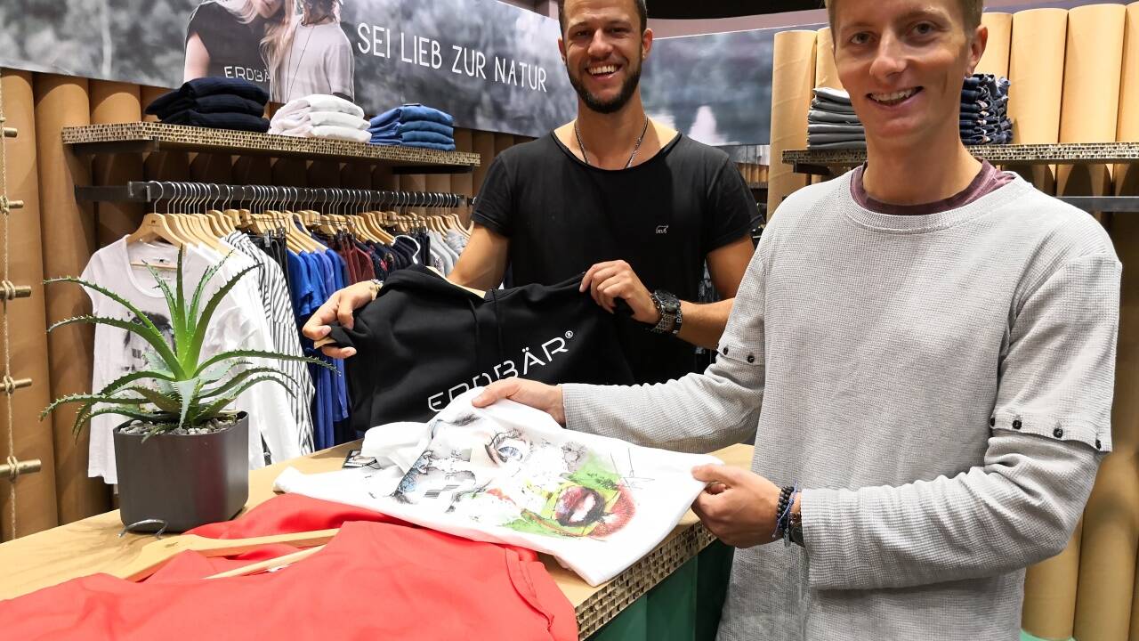 Robert Laner und Chris Perkles, beide Erdbär, im neuen Shop im Europark.  