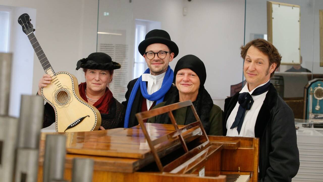 Das Stille Nacht Museum in Hallein eröffnet: Martina Mathur, Benjamin Huber, Brigitte Winkler und Heimo Thiel (Bild oben) schlüpfen in die Rolle der Familie Gruber und führen die Besucher in die Welt des berühmten Weihnachtsliedes ein.  