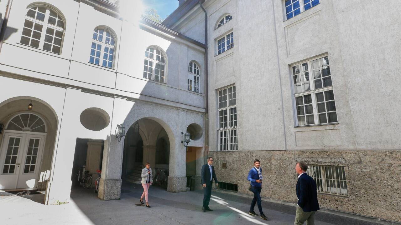 Der Hof zwischen den Gebäuden soll mit moderner Architektur überbaut werden.  