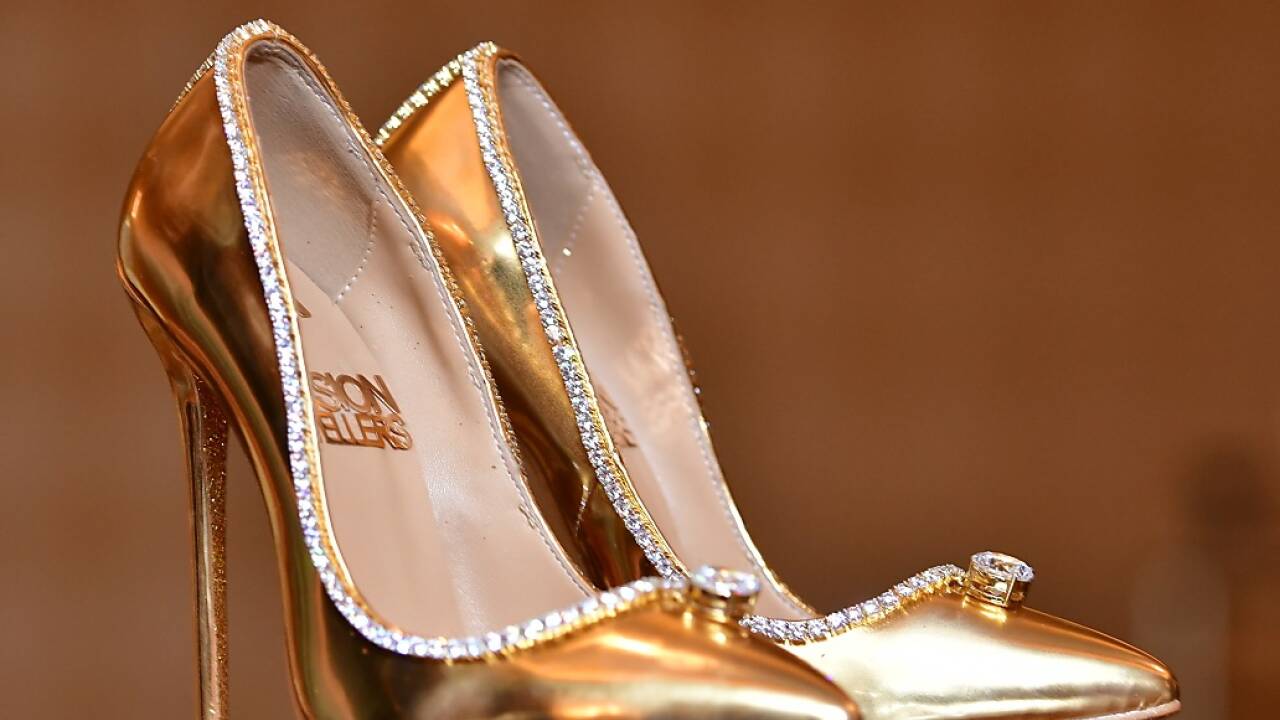 Enthalten sind zwei lupenreine Steine von je 15 Karat 