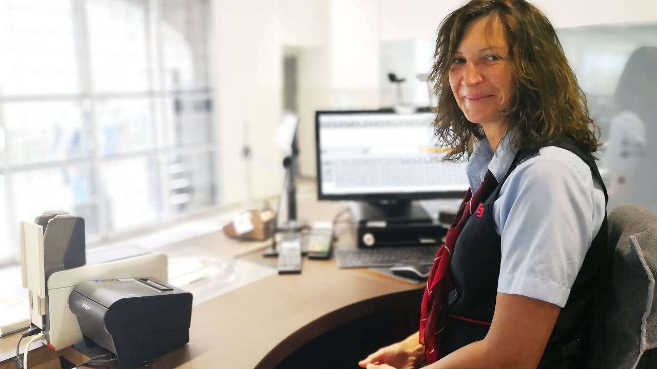 Claudia Tolloch sitzt am liebsten bei der Kassa 1 der Festungsbahn.  