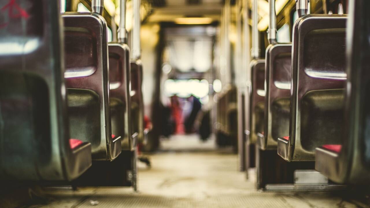 Ein ganzes Semester lang mit den öffentlichen Verkehrsmitteln fahren: Die Preise der Semestertickets in österreichischen Städten unterscheiden sich deutlich.  