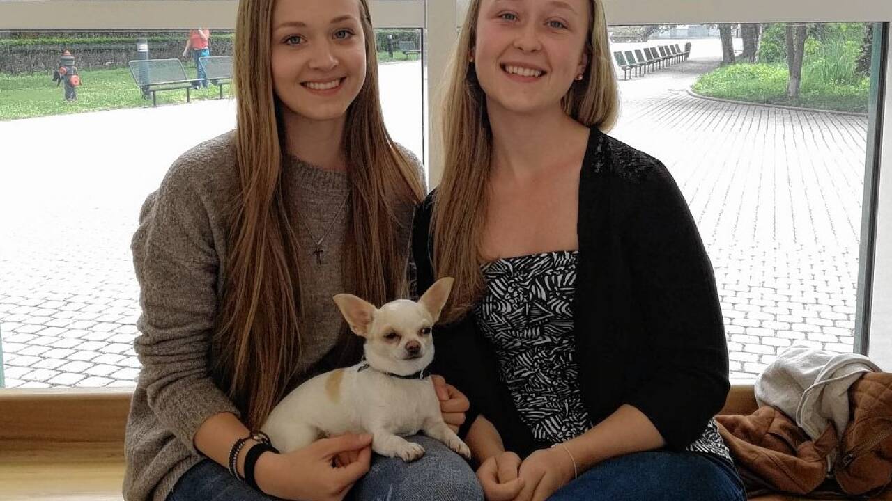 Anne-Marie (l.) und Karin mit der kleinen Lucie auf dem Schoß sind ganz begeistert von der Vetmeduni.  