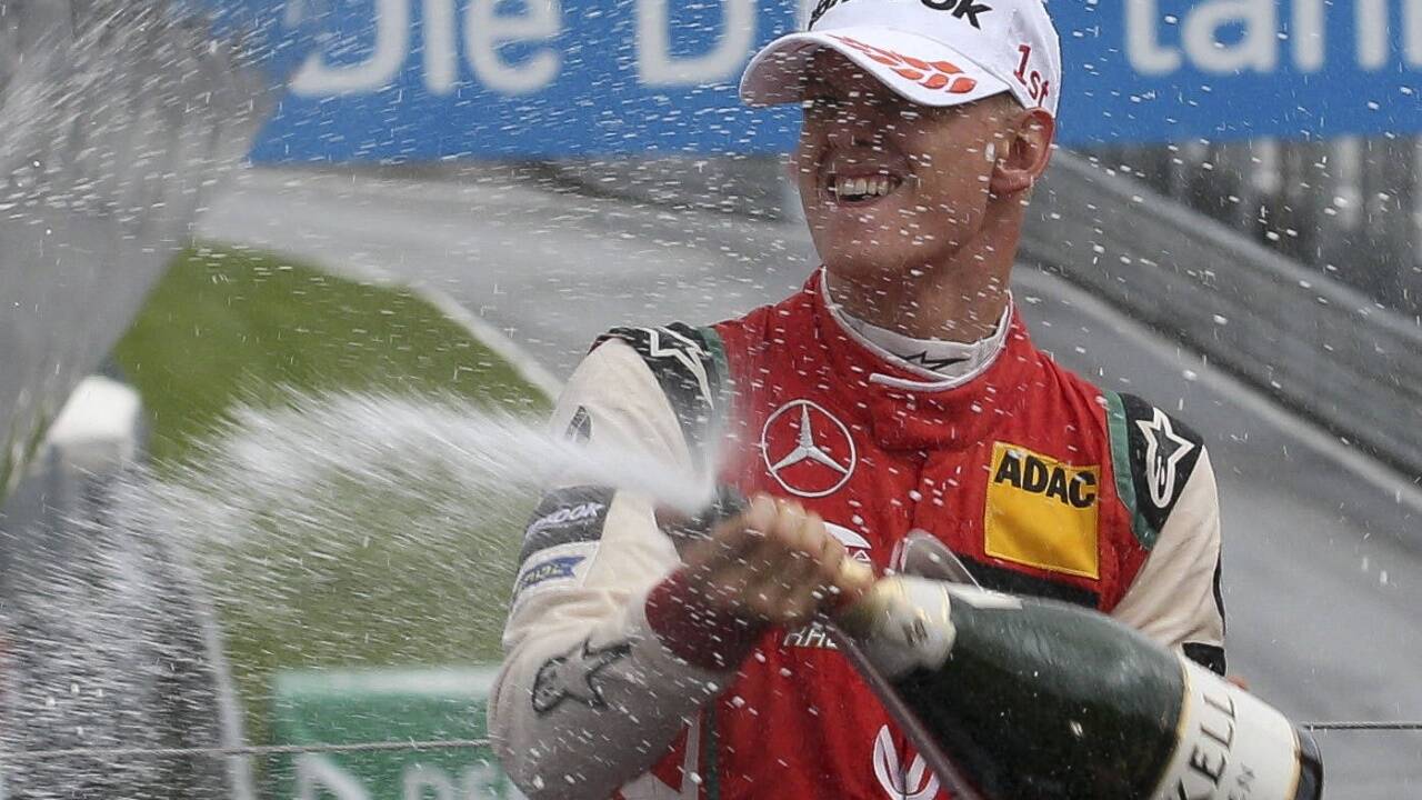 Dieses Kinn, dieser Grinser – ein Schumi siegt wieder im Motorsport. Mick Schumacher lässt hier den Champagner spritzen. 