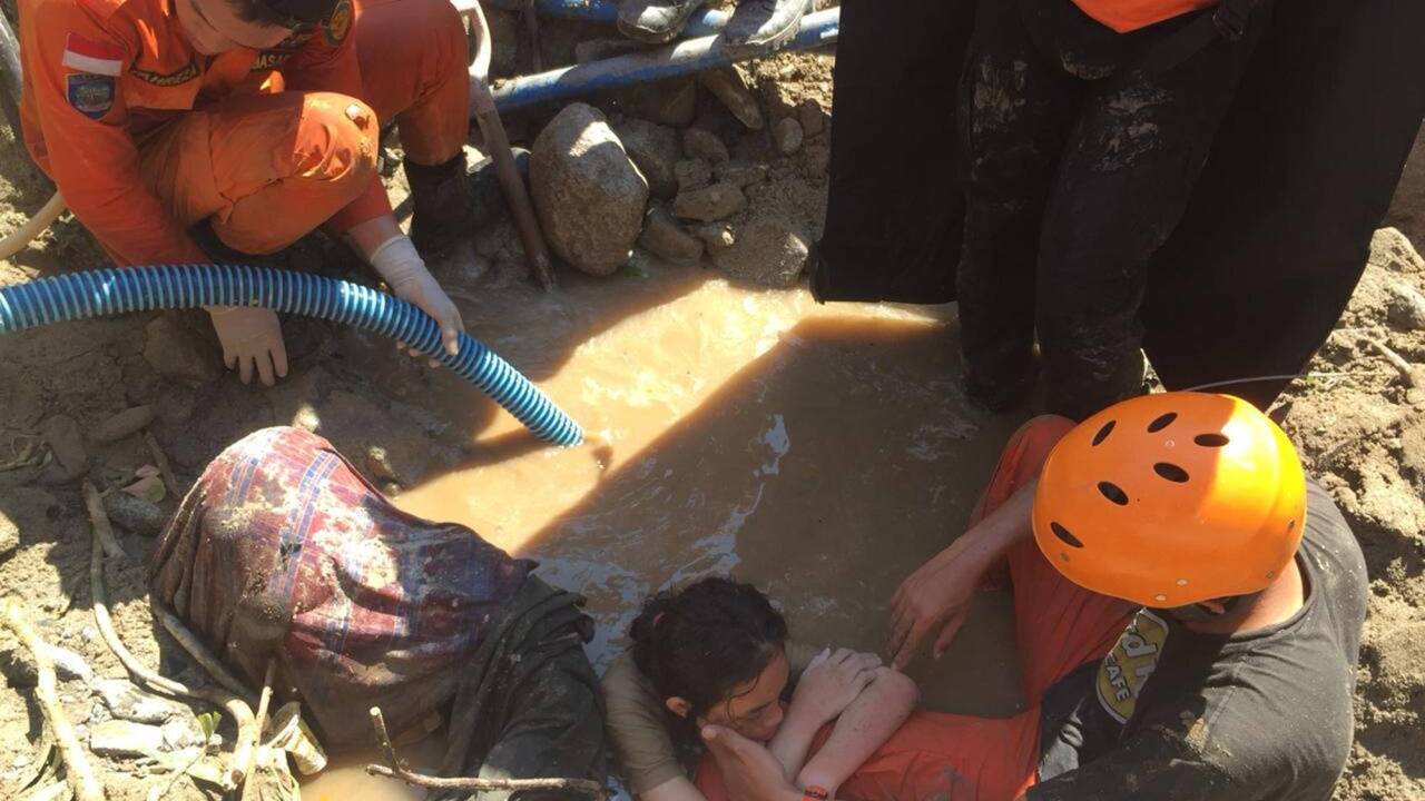 Diese Frau konnte von einem Rettungsteam in Sicherheit gebracht werden. 