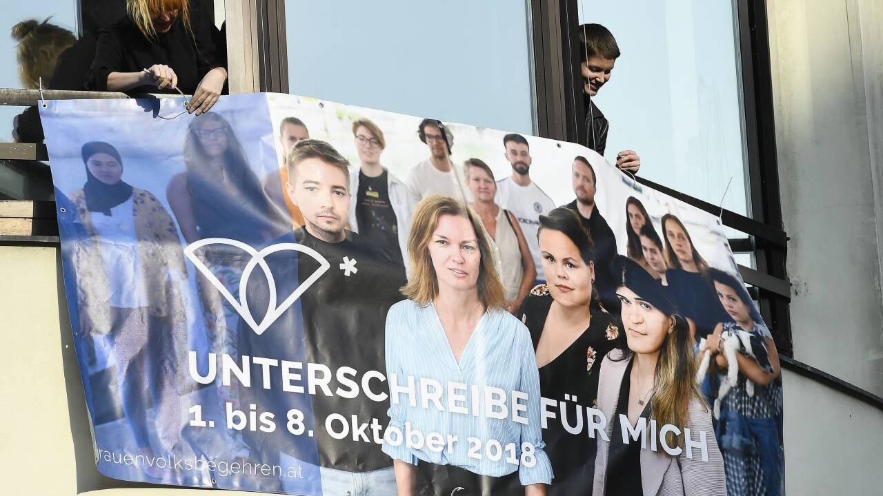 Ein Plakat zum Frauen-Volksbegehren wird am Montag, 1. Oktober 2018, in der Wiener Mariahilferstraße entrollt. 
