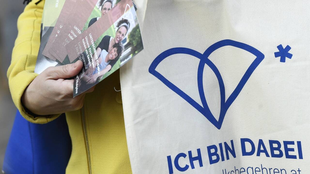 Eine Frau präsentiert Broschüren zum Frauen Volksbeghren am Montag, 1. Oktober 2018, in der Wiener Mariahilferstraße.  