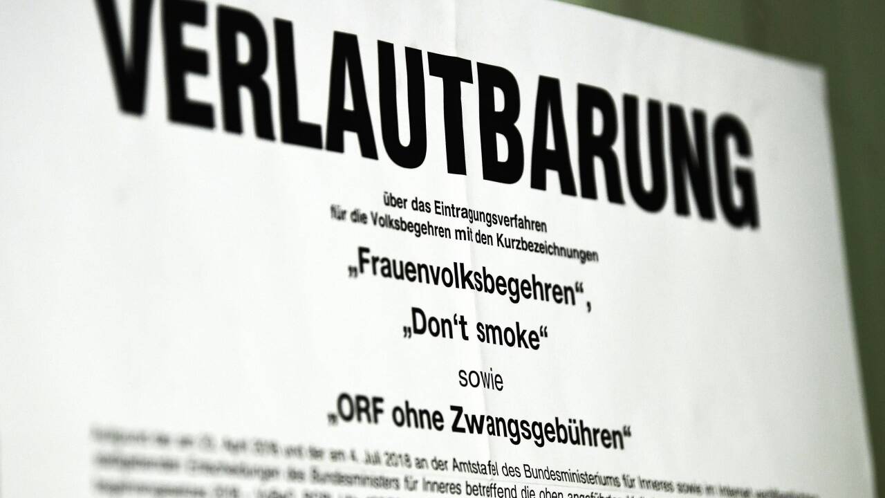 Ein Plakat mit den Verlautbarung für die Volksbeghren am Montag, 1. Oktober 2018, in einen Amtshaus in Wien. 
