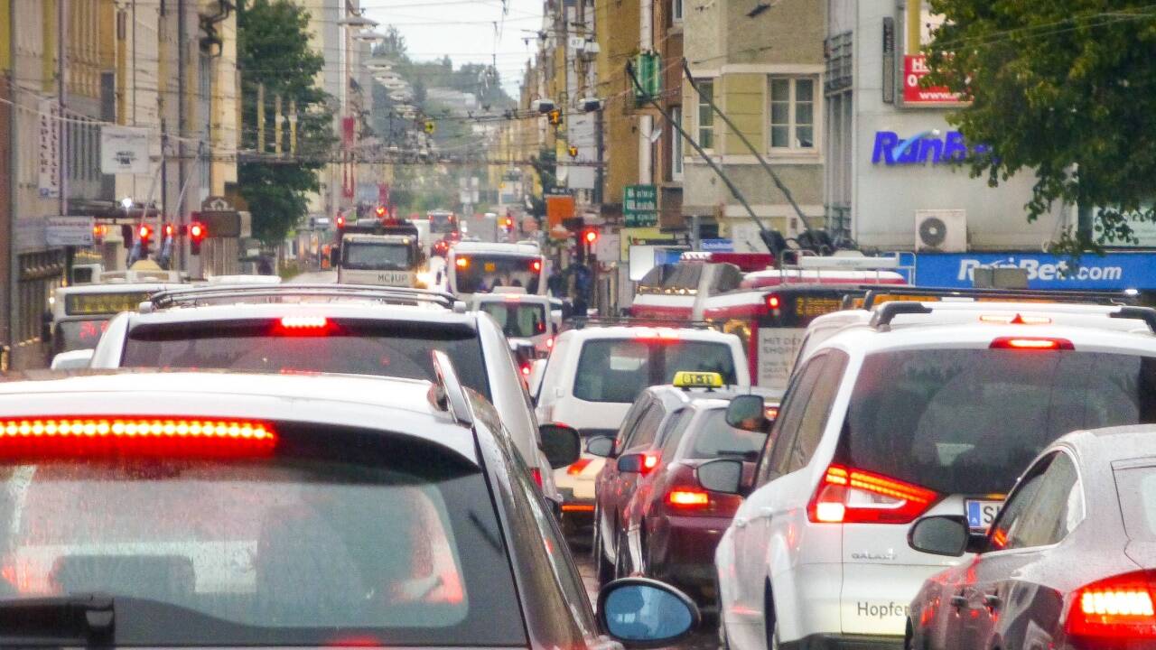 Regen und ein Feiertag in Deutschland sind die Zutaten für ein Verkehrschaos.  Regen und ein Feiertag in Deutschland sind die Zutaten für ein Verkehrschaos.