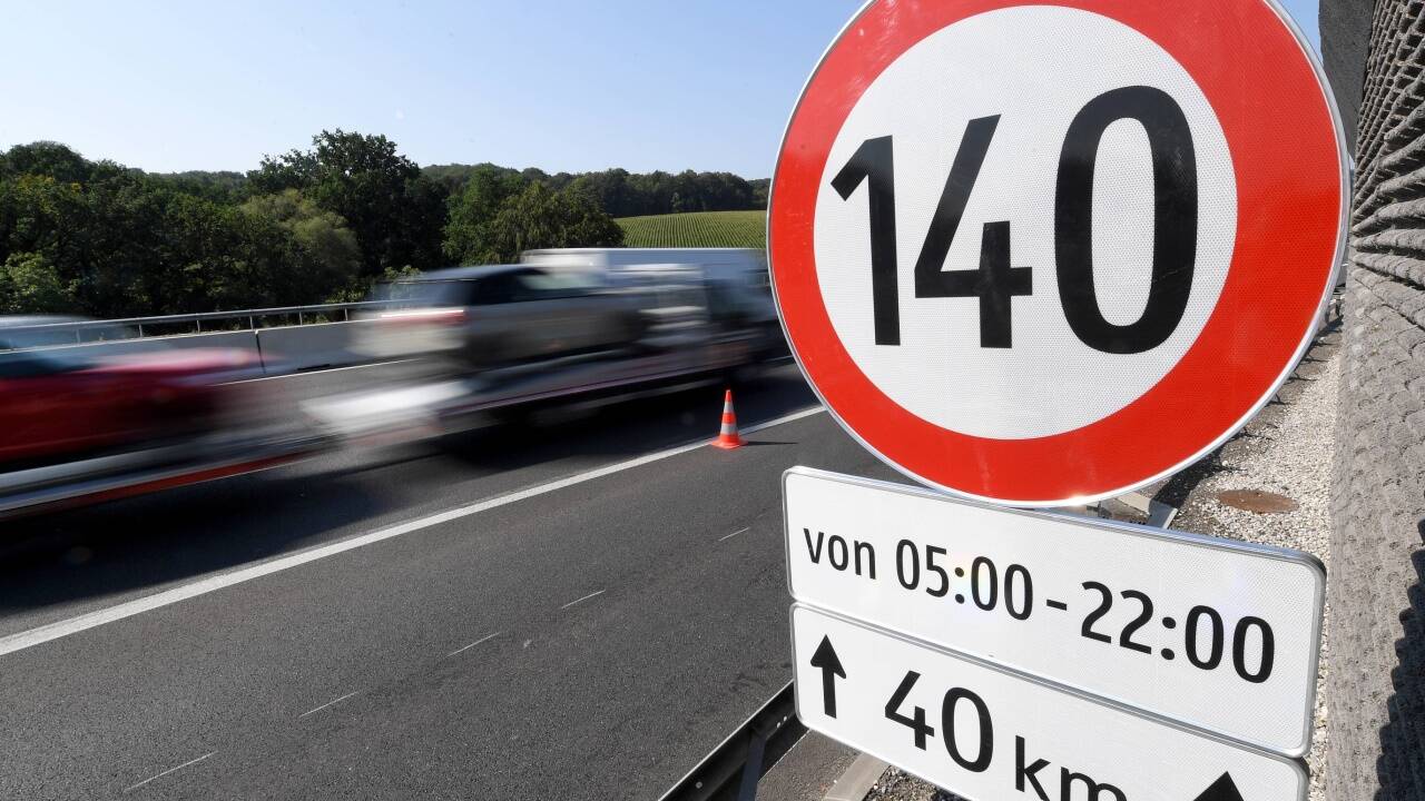 Ein Verkehrsschild, das auf der Westautobahn auf die Tempobeschränkung von 140 km/h hinweist.  Ein Verkehrsschild, das auf der Westautobahn auf die Tempobeschränkung von 140 km/h hinweist.