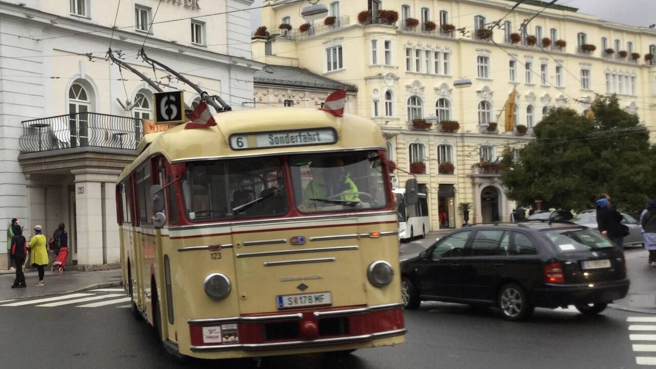 Baujahr 1957: Der Bus sorgte am Dienstagvormittag für staunende Gesichter und viel Gelächter. 