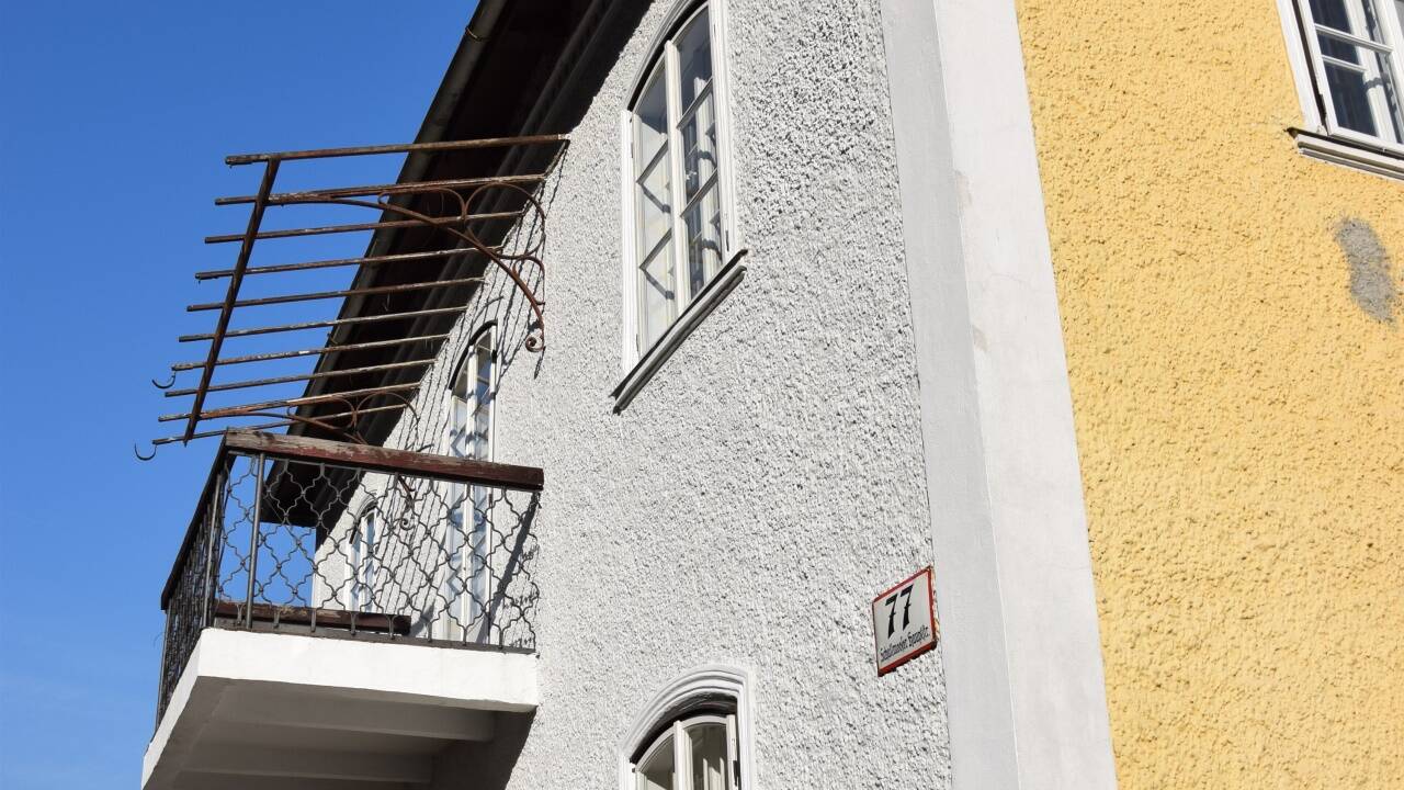 An einer Fassadenseite noch der gelbe Anstrich. 