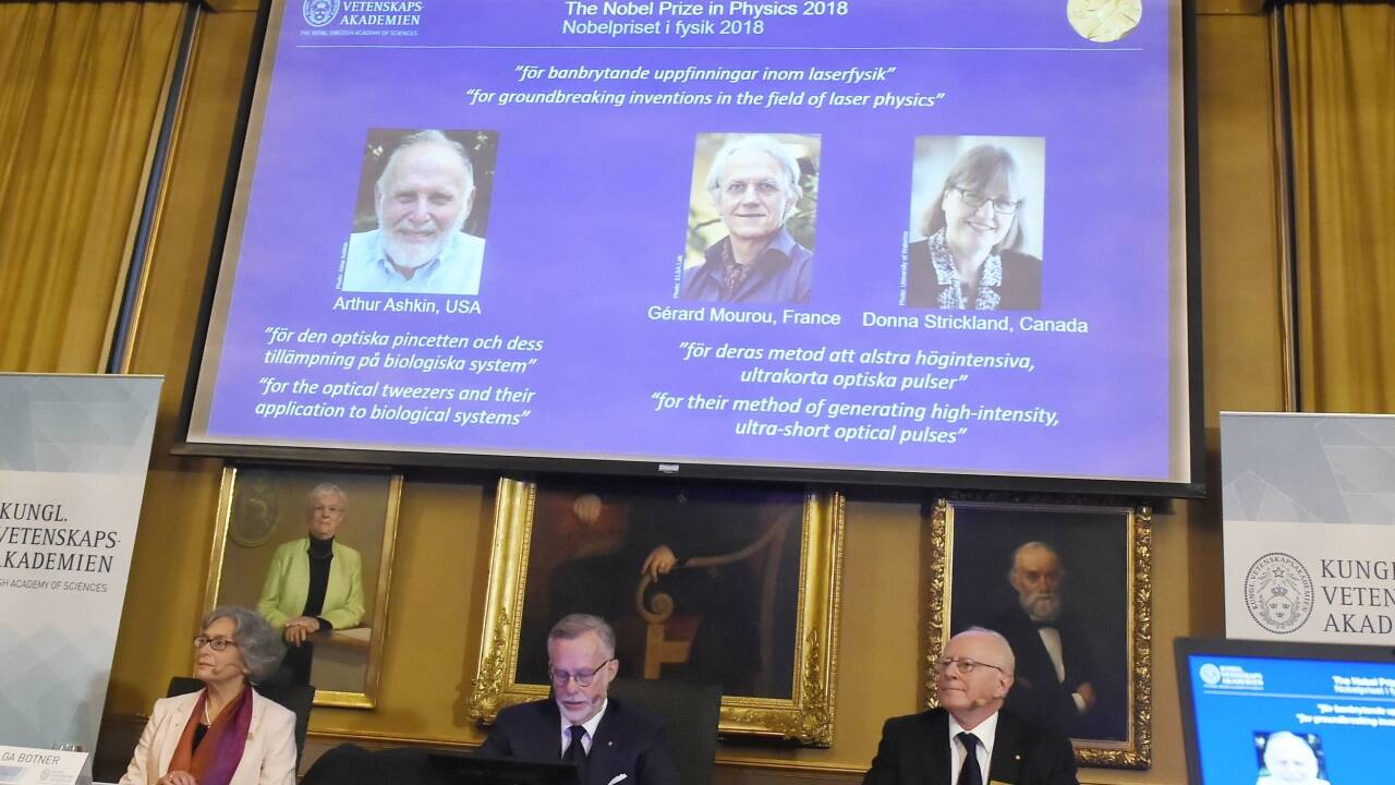 Der Nobelpreis in Physik geht heuer zur einen Hälfte an den US-Forscher Arthur Ashkin und zur anderen Hälfte an den französischen Wissenschafter Gerard Mourou und die kanadische Forscherin Donna Strickland. 