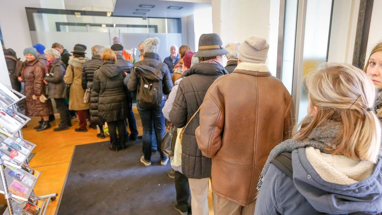 Reger Andrang im Magistrat Salzburg zum Auftakt der Volksbegehren-Woche.   Reger Andrang im Magistrat Salzburg zum Auftakt der Volksbegehren-Woche.